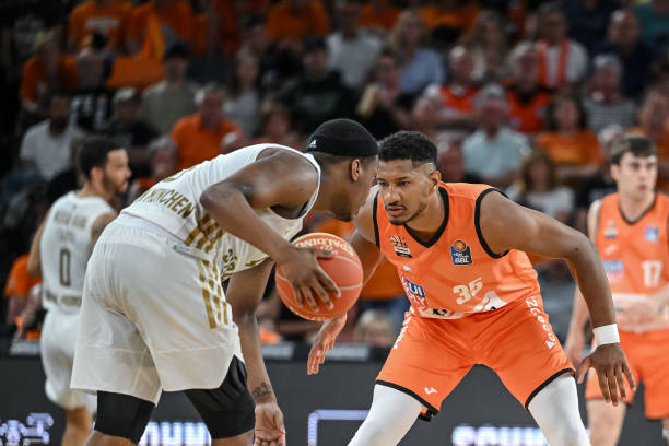 向鹏在发球 向鹏在发球